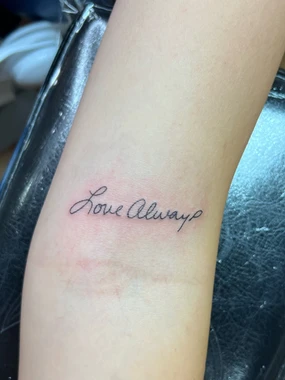 A tattoo that reads " love always ".